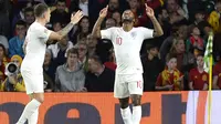 Gelandang Inggris, Raheem Sterling, merayakan gol yang dicetaknya ke gawang Spanyol pada laga UEFA Nations League di Stadion Benito Villamarin, Sevilla, Senin (15/10). Spanyol kalah 2-3 dari Inggris. (AFP/Cristina Quicler)