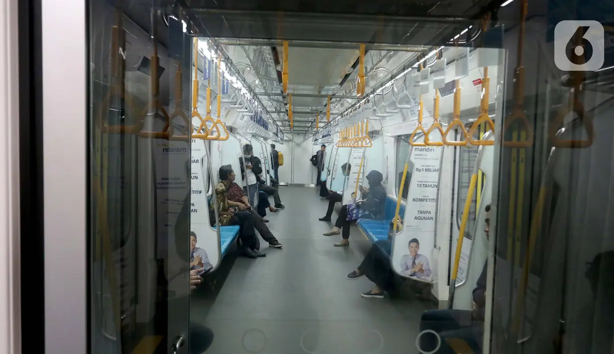 Penumpang menaiki kereta Moda Raya Terpadu (MRT) di Jakarta, Selasa (17/3/2020). Pemerintah Provinsi DKI menormalkan kembali pengoperasian transportasi umum di Ibu Kota dengan membatasi jumlah penumpang dalam tiap armadanya untuk menekan penyebaran virus corona Covid-19. (Liputan6.com/Angga Yuniar)