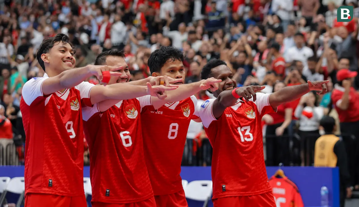 Para pemain Timnas Futsal Indonesia merayakan gol ke gawang Jepang dalam laga semifinal Piala Asia Futsal 2026 di Indonesia Arena, Senayan, Jakarta, Kamis (05/02/2026). (Bola.com/Bagaskara Lazuardi)