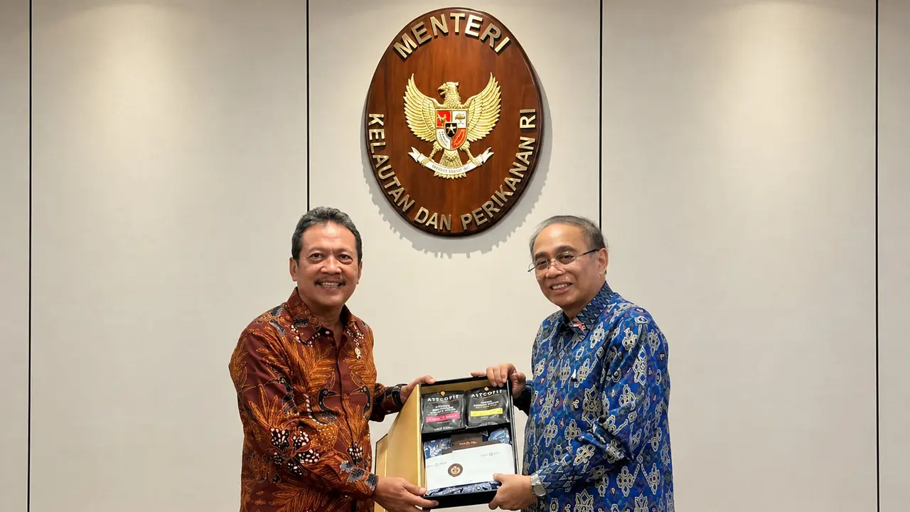 Menteri Kelautan dan Perikanan RI Sakti Wahyu Trenggono (kiri) memperlihatkan koleksi foto ikan karang yang hidup di kawasan terumbu karang Indonesia kepada Duta Besar RI untuk Amerika Serikat, Indroyono Soesilo, di Jakarta, 23 Oktober 2026.