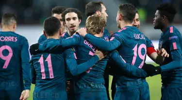 Para pemain Atletico Madrid merayakan kemenagan atas tuan rumah Lokomotiv Moskow pada leg kedua babak 16 besar Liga Europa di RZD Arena, Kamis (15/3). Atletico Madrid lolos ke perempatfinal Liga Europa usai menang telak 5-1. (AP/Pavel Golovkin)