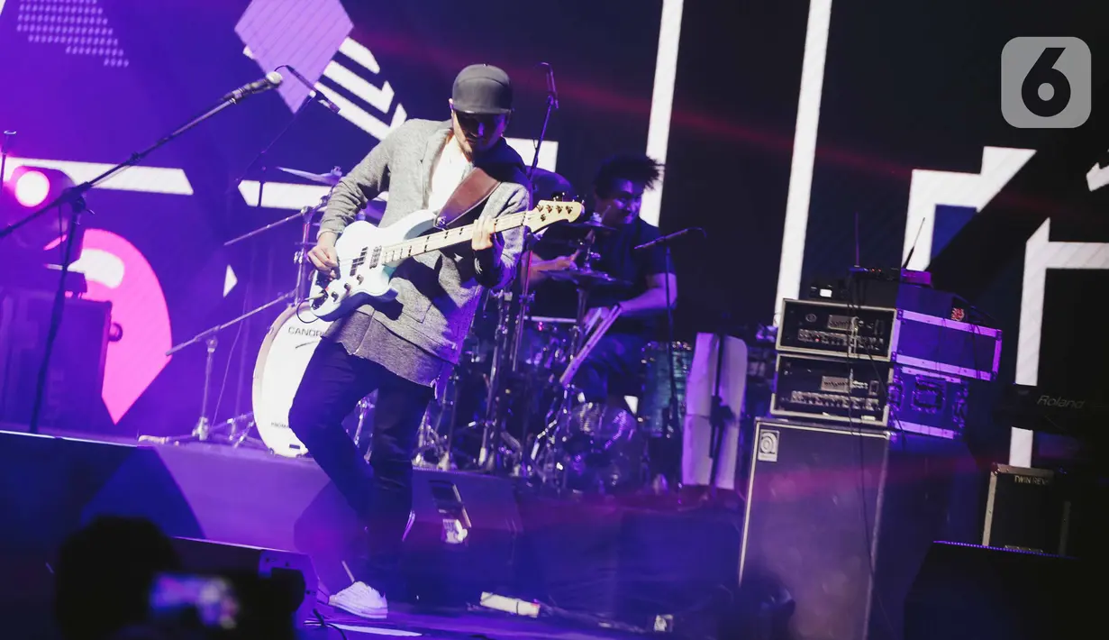 Aksi panggung basis Sheila On 7, Adam dan drummer Brian di konser 'A Night with Sheila on 7' di Jakarta, Kamis (6/12/2019). Dalam penampilannya mereka membawakan berbagai lagu andalan diantaranya lagu" Kita", "Dan", "Betapa", "Seberapa Pantas" serta "Sephia". (Liputan6.com/Faizal Fanani)