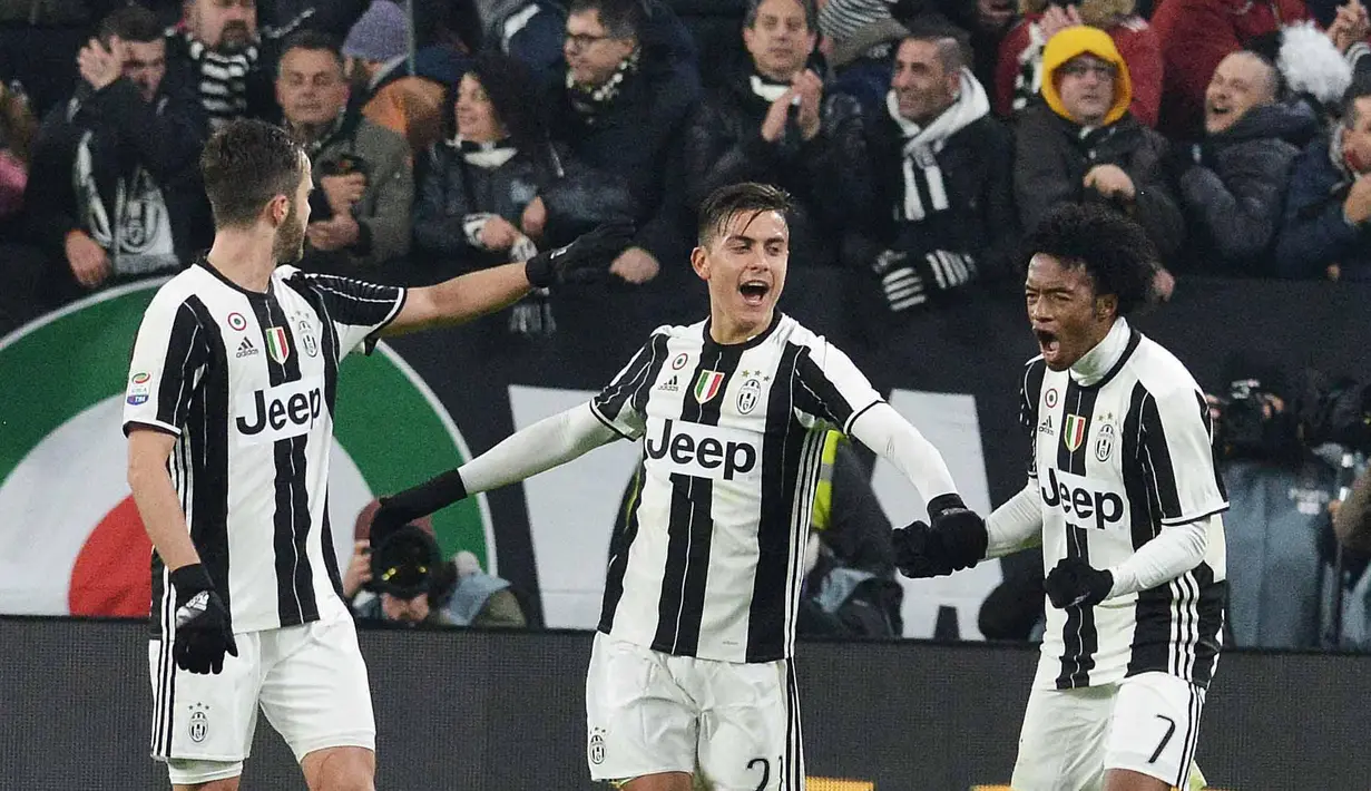 Pemain Juventus, Juan Cuadrado, (kanan), Paulo Dybala dan Miralem Pjanic merayakan gol saat melawan Inter Milan pada lanjutan Serie A Italia di Juventus Stadium, Minggu (5/2/2017). Juventus menang 1-0. (Alessandro Di Marco/ANSA via AP)