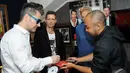 Seorang fans meminta salah satu personel Michael Learns To Rock (MLTR) untuk membubuhkan tanda tangan pada CD miliknya, Jakarta, Kamis (18/12/2014). (Liputan6.com/Faisal R Syam) 