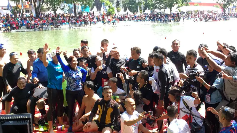 Wagub DKI Sandiaga dan Menteri Susi berfoto bersama usai lomba Festival Danau Sunter. (Devira Prastiwi/Liputan6.com)