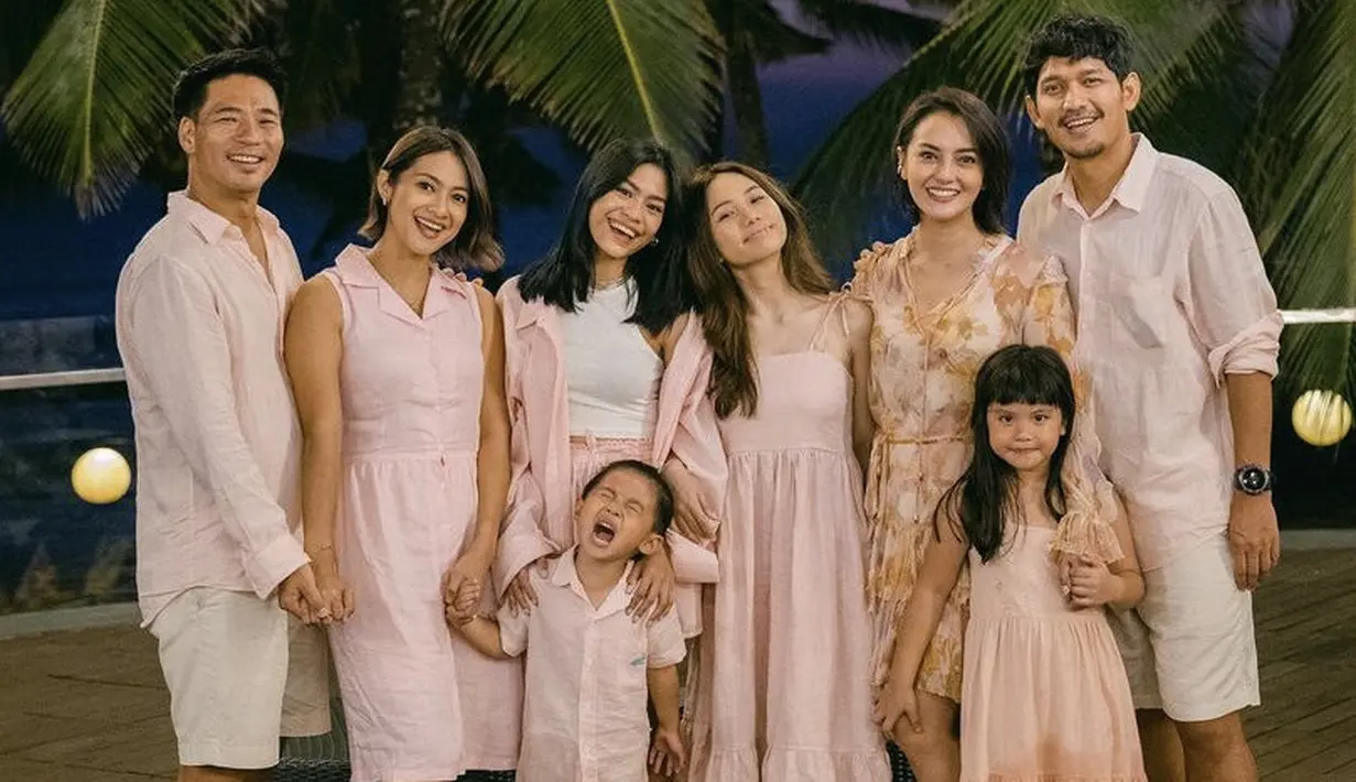 <p>Ternyata potongan rambut pendek Ririn begitu kompak dengan sang adik Rini Yulianti yang sama-sama memiliki tampilan terbaru yang fresh. @ririnekawati.</p>