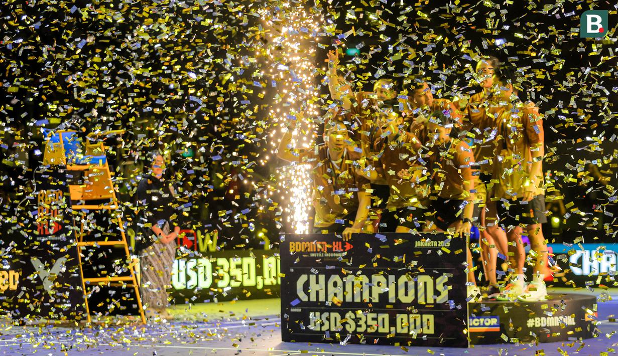 Tim Hurricanes merayakan juara Badminton XL 2025 setelah mengalahkan tim Rockets dalam laga final yang berlangsung di Istora Senayan, Jakarta, Minggu (05/10/2025). (Bola.com/Bagaskara Lazuardi)