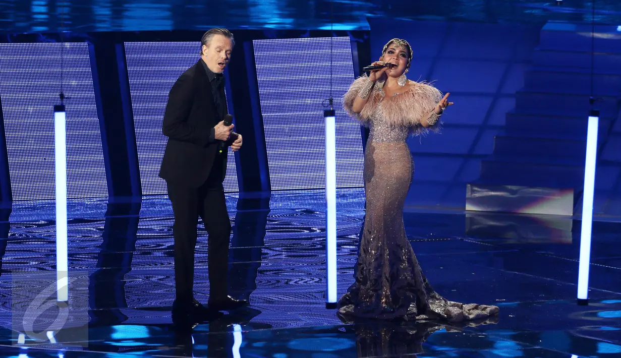 Kehadiran Rick Price dan Syahrini semakin memeriahkan panggung Konser Raya 22 Indosiar, Jakarta, Rabu (11/1). Selain menghadirkan musisi papan atas Indonesia Konser Raya 22 Indosiar juga menghadirkan musisi internasional. (Liputan6.com/Herman Zakharia)