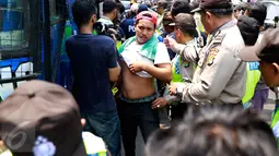 Sejumlah suporter Persib Bandung atau Bobotoh diperiksa oleh pihak kepolisian saat turun dari bis di halaman Mapolda Jakarta, Minggu (18/10/2015). Mereka nantinya akan dikawal oleh petugas kepolisian hingga Stadion GBK. (Liputan6.com/Yoppy Renato)