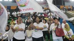 Sejumlah ibu-ibu mengibarkan bendera Duta Yusril saat acara Duta Yusril di GOR Jakarta Timur, Jumat (16/9). Bacagub DKI Jakarta, Yusril Ihza Mahendra deklarasikan relawan Duta Yusril untuk menghadapi Pilkada DKI 2017. (Liputan6.com/Yoppy Renato)