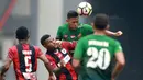 Duel pemain Persipura Jayapura, Marinus Manewar (2kiri) dan Pemain PS TNI, Andy Setyo pada lanjutan Liga 1 2017 di Stadion Patriot, Bekasi (4/11/2017). PS TNI menang 2-1. (Bola.com/Nick Hanoatubun)