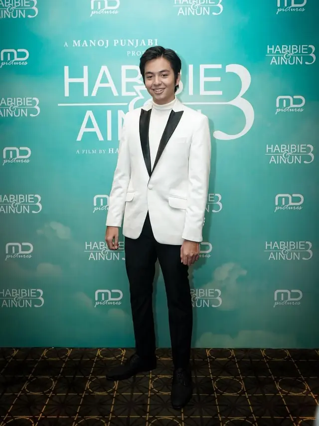 7 Gaya Angga Yunanda Tampil Stylish dengan Setelan Jas Ini Curi Perhatian