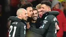 Para pemain Manchester City merayakan gol yang dicetak Bernardo Silva ke gawang Arsenal pada laga Premier League di Stadion Emirates, London, Kamis (1/3/2018). Arsenal kalah 0-3 dari City. (AFP/Glyn Kirk)