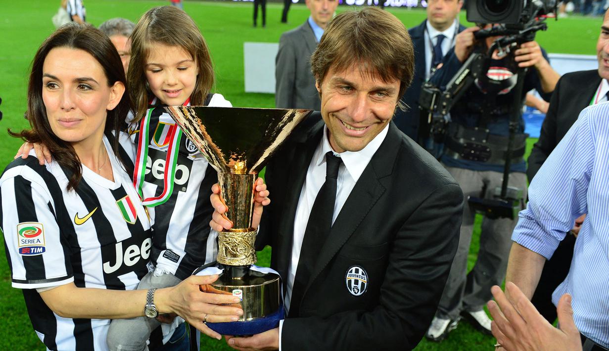 Sebagai pemain, Antonio Conte tercatat total mengoleksi 5 gelar juara Liga Italia, semua bersama Juventus pada 1994/1995, 1996/1997, 1997/1998, 2001/2002 dan 2002/2003. Sementara sebagai pelatih ia tercatat 3 kali menjuarai Liga Italia, semua bersama Juventus dalam tiga musim beruntun pada 2011/2012 hingga 2013/2014. (AFP/Giuseppe Cacace)