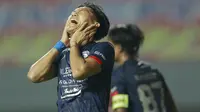 Penyerang Arema FC, Feby Eka Putra un mendapatkan beberapa peluang, namun berhasil digagalkan barisan pertahanan PSM Makassar. (Foto: Bola.com/M Iqbal Ichsan)