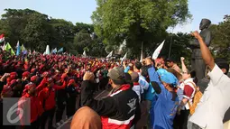 Ratusan buruh saat berorasi di Tugu Proklamasi, Jakarta, Jumat (20/11). Dalam aksinya buruh meminta Gubernur menaikan upah rata-rata Rp500ribu dan memberlakukan upah umum sektoral. (Liputan6.com/Immanuel Antonius)