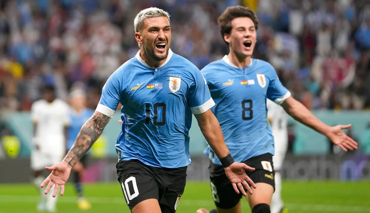 Pemain Uruguay Giorgian de Arrascaeta melakukan selebrasi usai mencetak gol ke gawang Ghana pada pertandingan sepak bola Grup H Piala Dunia 2022 di Stadion Al Janoub, Al Wakrah, Qatar, 2 Desember 2022. Uruguay mengalahkan Ghana 2-0, namun tetap tak lolos ke babak 16 besar Piala Dunia 2022. (AP Photo/Darko Vojinovic)