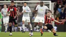 Pemain Manchester United, Paul Pogba (tengah) berusaha melewati adangan pemain Bournemouth, Steve Cook (kanan) pada lanjutan Premier League di Vitality Stadium, Bournemouth, (18/4/2018). MU menang 2-0.  (Adam Davy/PA via AP)
