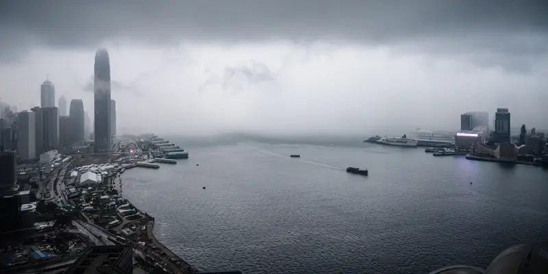 Penampakan Badai Awan Selimuti Langit Hong Kong