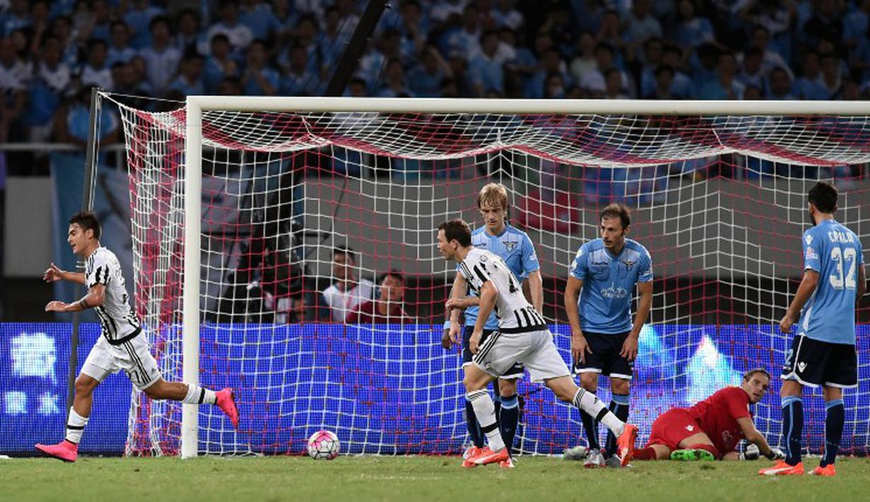 Ekspresi Paulo Dybala mencetak gol ke gawang Lazio dalam final Piala Super Italia 2015 di Stadion Shanghai, Tiongkok. Sabtu (8/8/2015). (AFP Photo/Johanne Eisele)