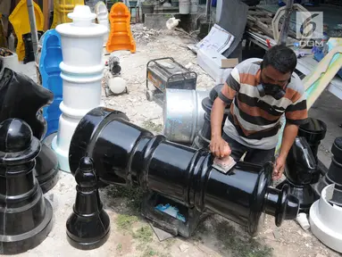 Perajin melakukan penghalusan saat pembuatan bidak catur raksasa di kawasan Pondok Aren, Tangerang Selatan, Selasa (16/10). Catur raksasa yang memiliki berat  5,5 kg hingga 10 kg itu dijual dengan harga Rp. 105 juta per satu set. (Merdeka.com/Arie Basuki)