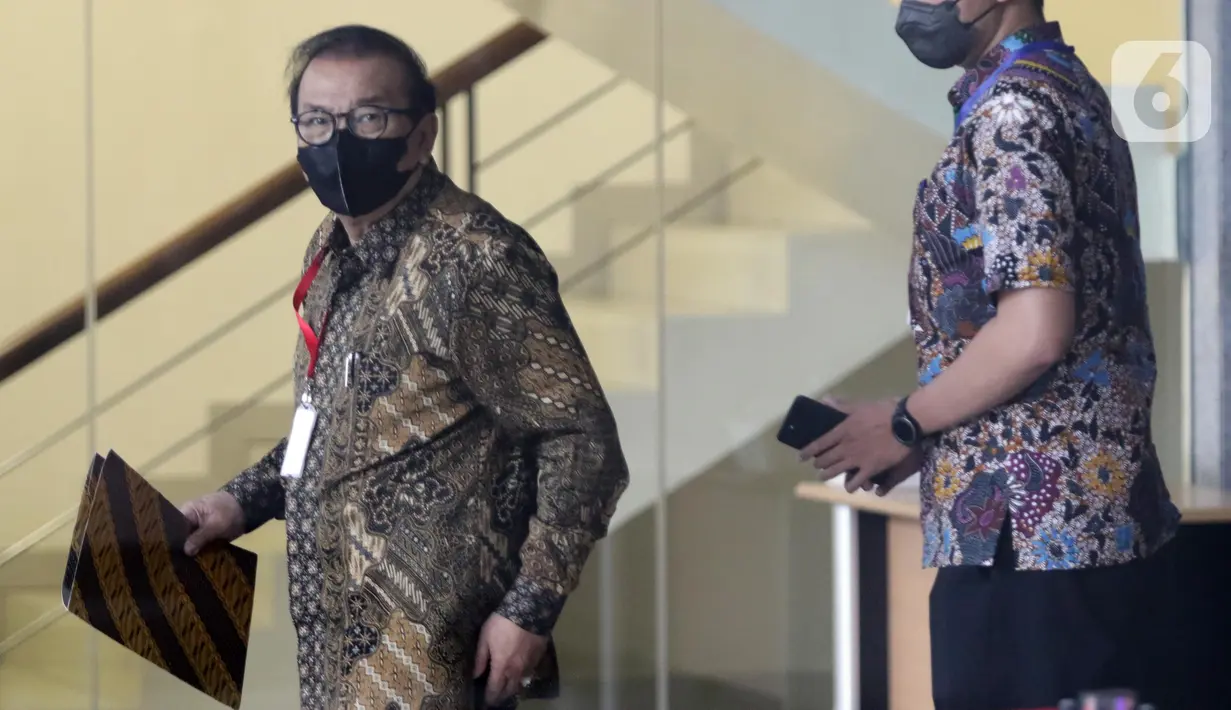 Gubernur Jawa Timur (Jatim) periode 2014-2019, Soekarwo (kiri) saat menanti waktu pemeriksaan di Gedung Merah Putih Komisi Pemberantasan Korupsi (KPK), Jakarta, Selasa (8/11/2022). Soekarwo diperiksa sebagai saksi dalam penyidikan kasus dugaan suap perihal pengalokasian anggaran bantuan keuangan Provinsi Jawa Timur periode 2014-2018 dengan tersangka Budi Setiawan. (Liputan6.com/Helmi Fithriansyah)