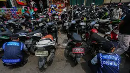 Tampak sejumlah motor yang parkir sembarangan di kawasan Pasar Tanah Abang, Jakarta, Kamis (16/4/2015). Razia dilakukan untuk menciptakan kawasan yang tertib serta nyaman di kawasan Tanah Abang. (Liputan6.com/Faizal Fanani)