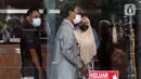 Tenaga Ahli PD Pasar Jaya, Rosario de Marshall alias Hercules (tengah) melambaikan tangan usai menjalani pemeriksaan di Gedung Merah Putih Komisi Pemberantasan Korupsi (KPK), Jakarta, Kamis (19/1/2023). Hercules dimintai keterangan mengenai aliran dana dari Debitur Koperasi Simpan Pinjam (KSP) Intidana dalam kasus dugaan suap penanganan perkara di Mahkamah Agung (MA) dengan tersangka Sudrajad Dimyati. (Liputan6.com/Helmi Fithriansyah)