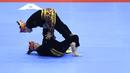 Pesilat Indonesia Riska Hermawan (bawah) dan Ririn Rinasih saat bertanding dalam nomor Seni Ganda Wanita Pencak Silat Sea Games 2021 Vietnam di Bac tu Liem Sport Center, Hanoi, Rabu (11/5/2022). (Bola.com/Ikhwan Yanuar)