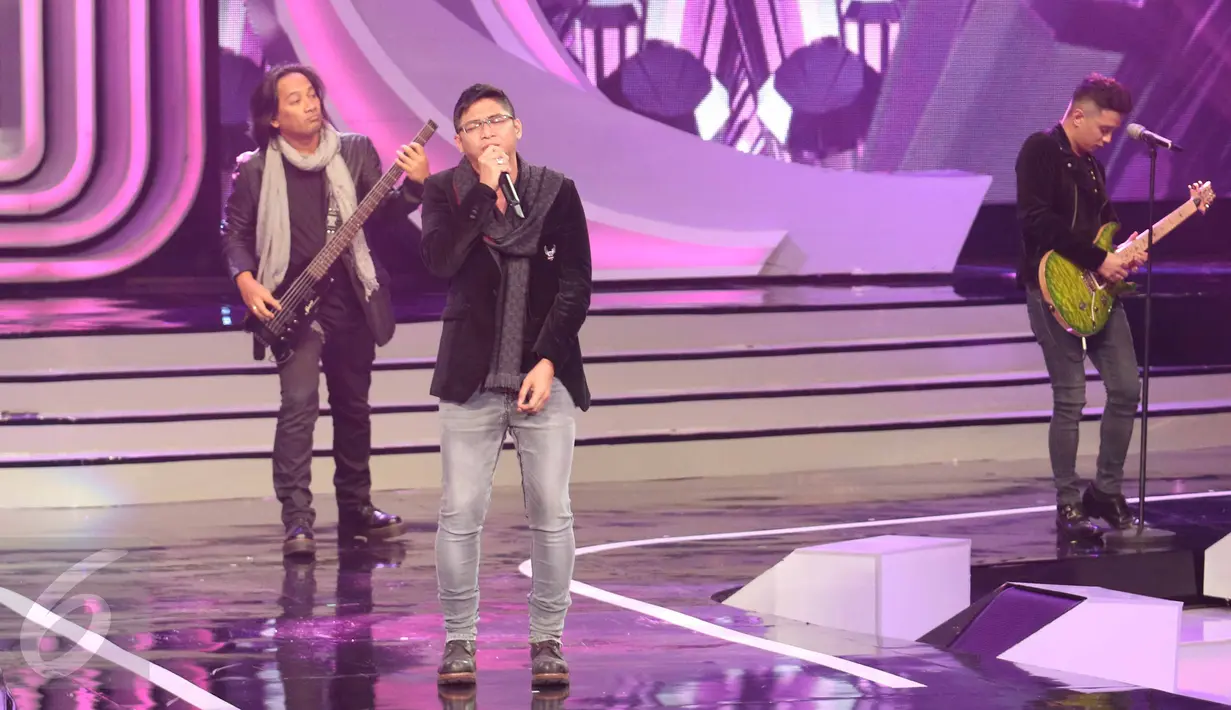 Grup musik Ungu saat menghibur para penonton pada malam puncak Grand Final Puteri Indonesia 2017 di JCC, Jakarta, Jumat (31/3). Finalis Puteri Indonesia 2017 DKI 5, Bunga Jelitha Ibrani terpilih sebagai Puteri Indonesia 2017. (Liputan6.com/Angga Yuniar)