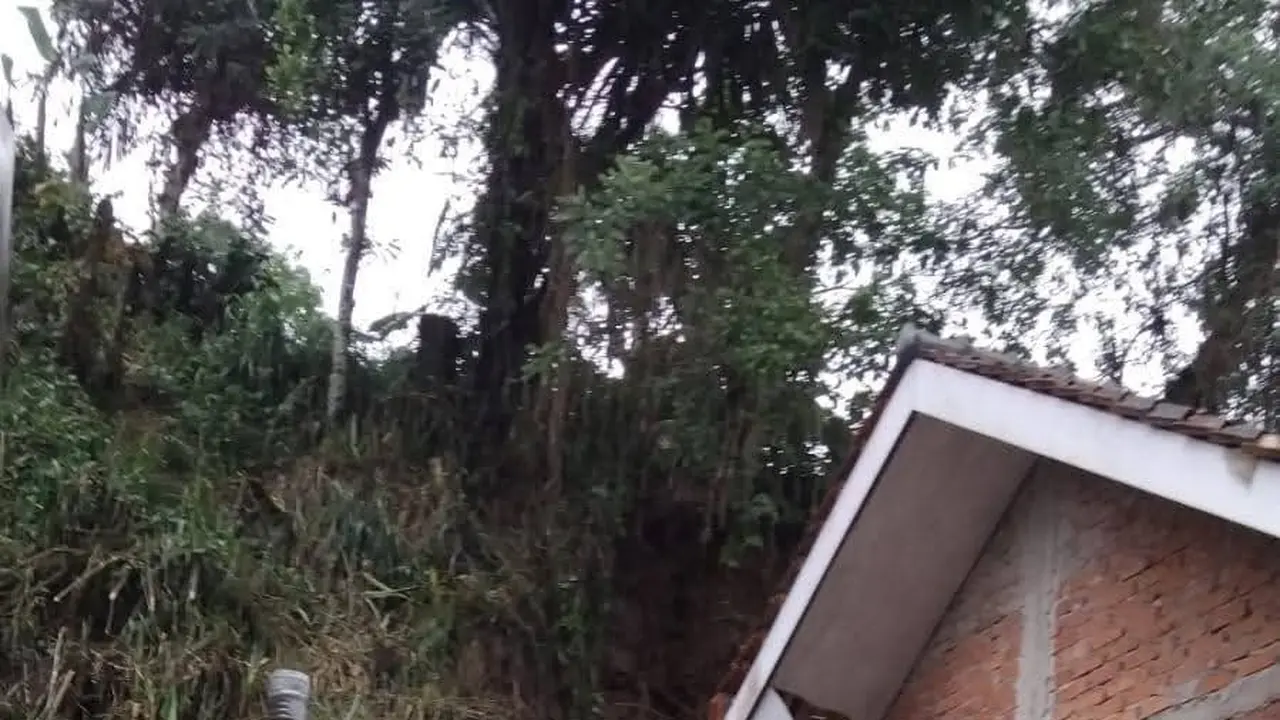 Tebing 7 Meter di Sukabumi Longsor Hantam Rumah Warga, Satu Orang Luka-Luka