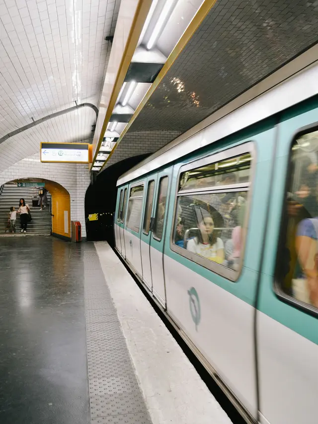 Ilustrasi stasiun metro di Paris.