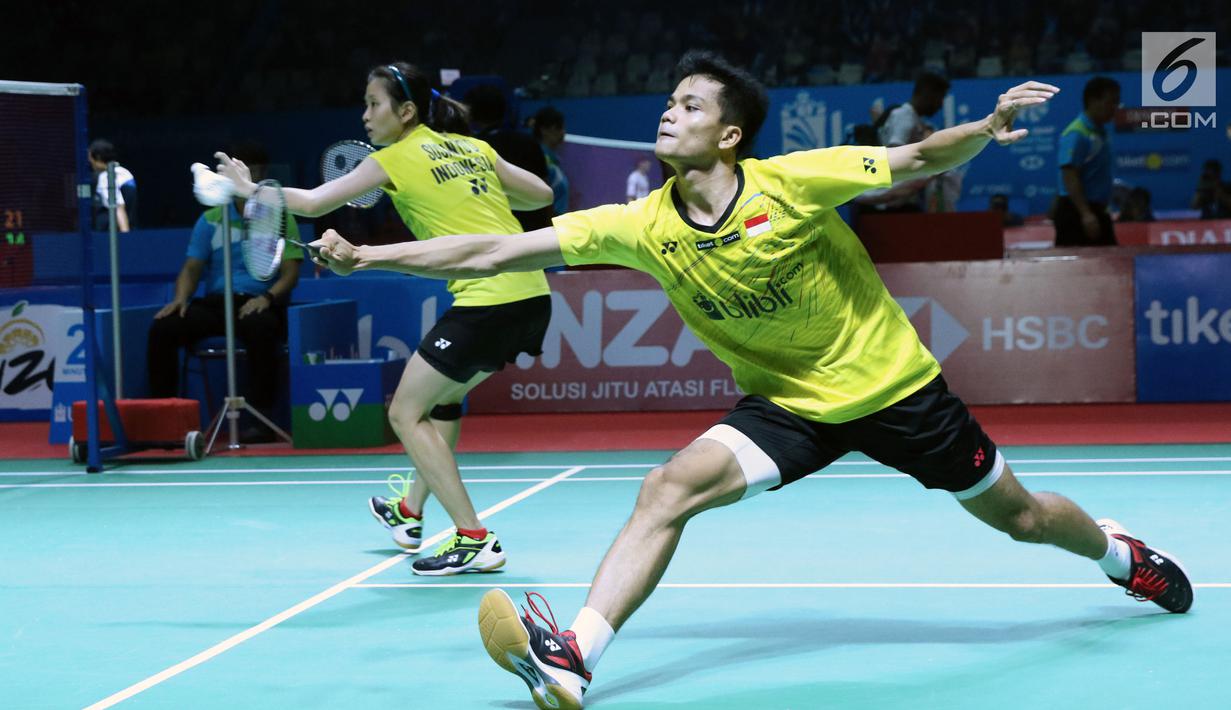 Ganda campuran Indonesia, Ricky Karandasuwardi/Debby Susanto mengembalikan kok ke arah He Jiting/Du Yue (China) pada Indonesia Open 2018 di Istora GBK, Jakarta, Selasa (3/7). Ricky/Debby unggul. 17-21, 21-13, 24-22 (Liputan6.com/Helmi Fithriansyah)