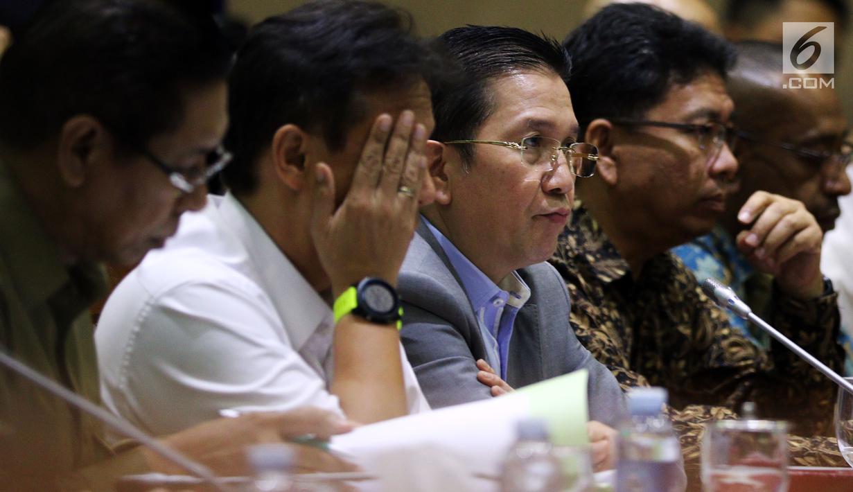 Dirut Freeport Tony Wenas saat raker dengan Komisi VII DPR di Jakarta (15/1). Rapat membahas laporan divestasi saham PTFI, program Inalum pascapengambilalihan saham PTFI, dan progres penyelesaian masalah lingkungan PTFI. (Liputan6.com/JohanTallo)