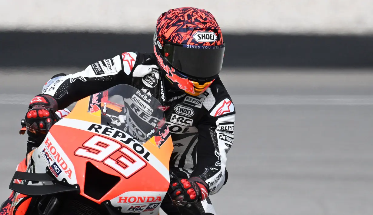 Pebalap Repsol Honda, Marc Marquez memacu motornya meninggalkan pit lane saat sesi tes pramusim MotoGP 2023 yang berlangsung di Sirkuit Sepang, Malaysia, Sabtu (10/02/2023). Seperti sebelumnya, hanya ada lima tes pramusim resmi yang diizinkan, yaitu di Malaysia (10-12 Februari) dan Portugal (11-12 Maret). (AFP/Mohd Rasfan)