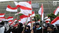 Massa aksi yang tergabung dalam Persaudaraan alumni 212 atau PA 212 melakukan aksi damai di depan gedung Bawaslu, Jakarta, Jumat (10/5/2019). Pada aksinya mereka melaporkan kecurangan pemilu yang merugikan Capres dan Cawapres 02 dan menuntut Bawaslu untuk tetap netral. (Liputan6.com/Herman Zakharia)