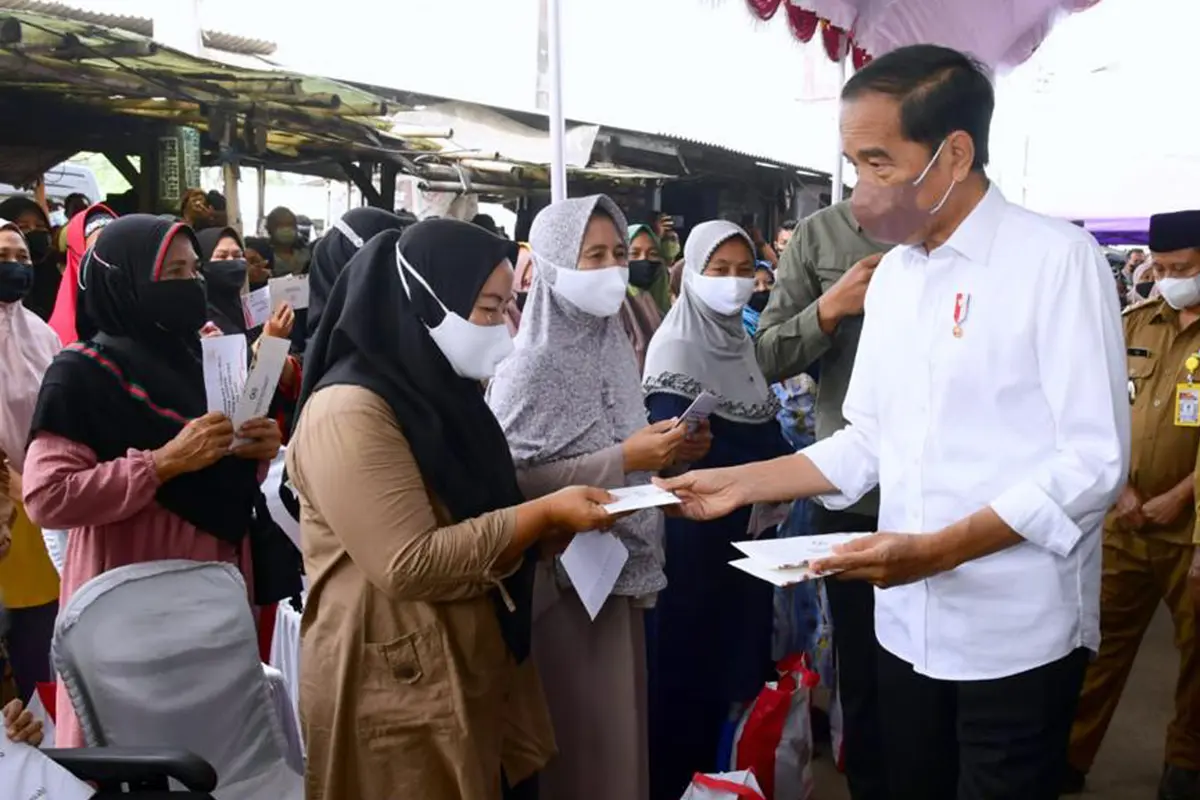 FOTO: Presiden Jokowi Serahkan Bansos untuk Pacu Pertumbuhan Ekonomi dan Jaga Daya Beli Masyarakat