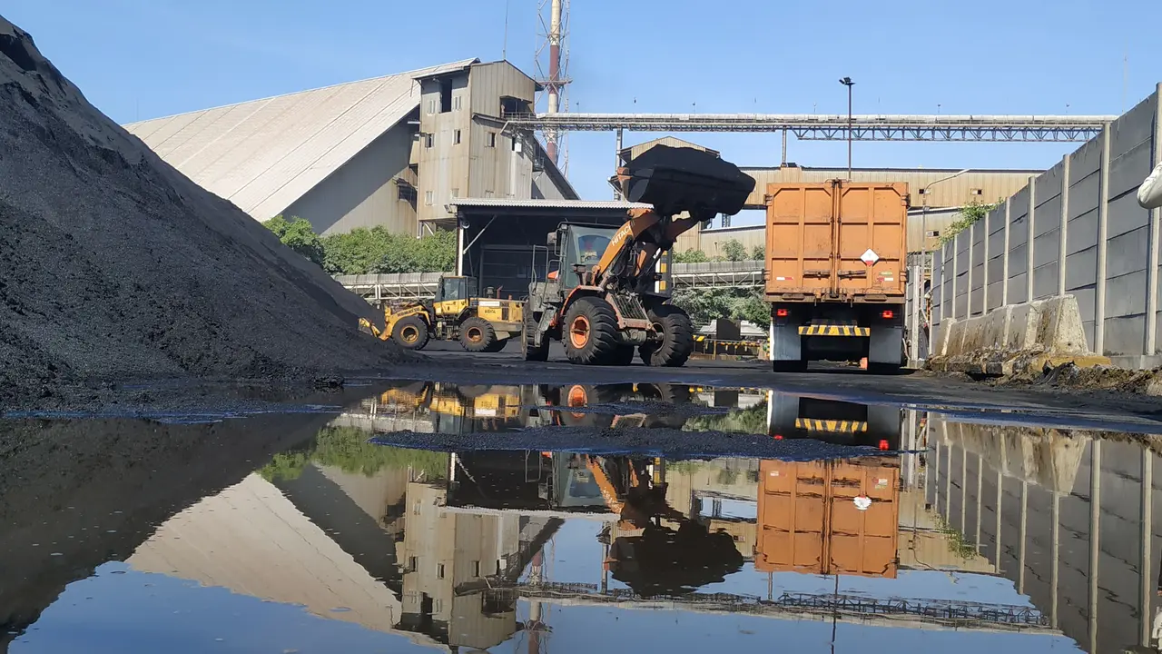 PT Smelting, menjadi pabrik pengolahan dan pemurnian (smelter) pertama dan saat ini menjadi satu-satunya di Indonesia.