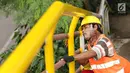 Pekerja mengecat jembatan penyeberangan orang (JPO) di kawasan Cipayung, Jakarta Timur, Rabu (30/5). Pengecatan dilakukan untuk merawat JPO agar tidak kusam dan lebih nyaman digunakan oleh pejalan kaki. (Liputan6.com/Immanuel Antonius)