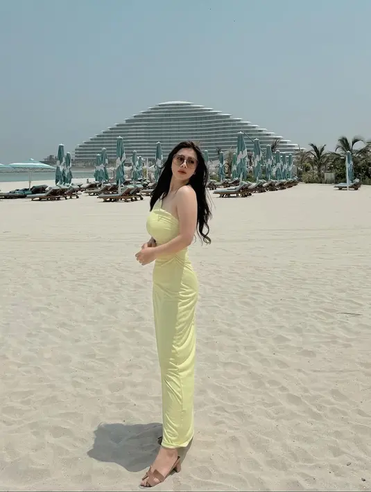 Tiba di Dubai, Felicia menunjukkan sisi femininnya dalam balutan dress.
[@felicyangelista_]