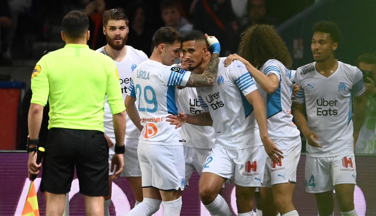 Marseille sempat mencetak gol penyeimbang pada menit ke-85 melalui William Saliba usai memanfaatkan umpan Dimitri Payet. Namun gol dianulir wasit karena William Saliba telah terperangkap offside. (AFP/Franck Fife)
