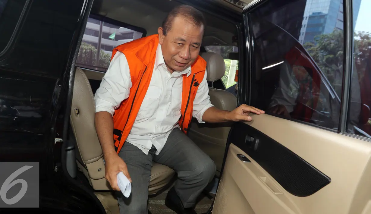 Mantan Kepala Balai Pelaksanaan Jalan Nasional (BPJN) Wilayah Maluku-Maluku Utara Amran H Mustari saat tiba di Gedung KPK untuk menjalani pemeriksaan, Jakarta, Kamis (7/10). (Liputan6.com/Helmi Afandi)