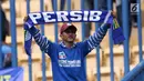 Suporter tim Maung Bandung membentangkan syal saat menyaksikan laga antara Persib melawan Sriwijaya FC di laga pembuka Piala Presiden 2018 di Stadion GBLA, Bandung, Selasa (16/1). Persib unggul 1-0. (Liputan6.com/Helmi Fithriansyah)