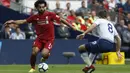 Gelandang Liverpool, Mohamed Salah, berusaha melewati gelandang Tottenham Hotspur, Harry Winks, pada laga Premier League di Stadion Wembley, Sabtu (15/9/2018). Tottenham Hotspur takluk 1-2 dari Liverpool. (AFP/Ian Kington)