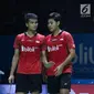 Ganda putra Indonesia, Ricky Karandasuwardi/Angga Pratama saat melawan He Jiting/Tan Qiang (China) pada 32 besar Indonesia Open 2018 di Istora GBK, Jakarta, Rabu (4/7). Ricky/Angga unggul 16-21, 21-17, 26-24. (Liputan6.com/Helmi Fithriansyah)