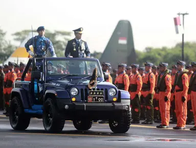 KASAU Marsekal TNI Yuyu Sutisna meninjau prajurit selama upacara Peringatan HUT ke-72 TNI AU di Lanud Halim Perdanakusuma, Jakarta, Senin (9/4). (Merdeka.com/ Iqbal S. Nugroho)
