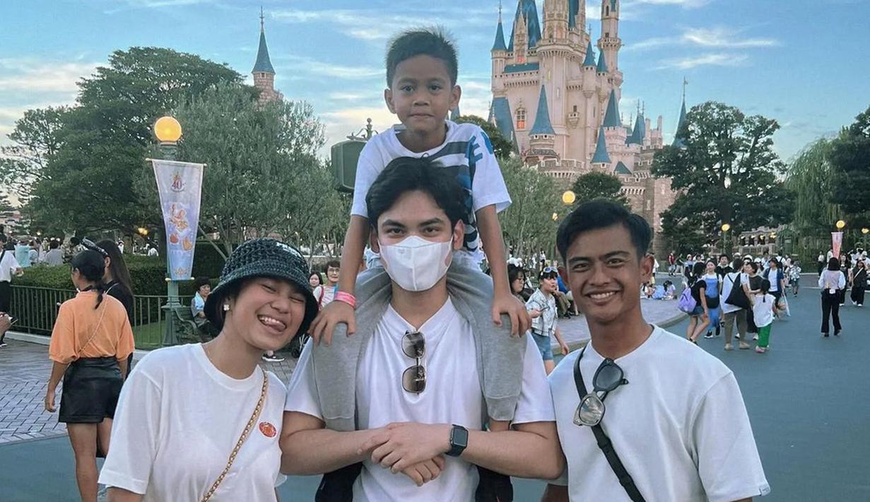 Pratama Arhan dan Azizah Salsha juga tuai atensi saat liburan di Disneyland. Tak hanya berdua, Arhan dan Azizah juga mengajak saudara mereka jalan-jalan. Momen Arhan dan Azizah di liburan Disneyland ini tampak bahagia. (Liputan6.com/IG/arhanazizah.official)