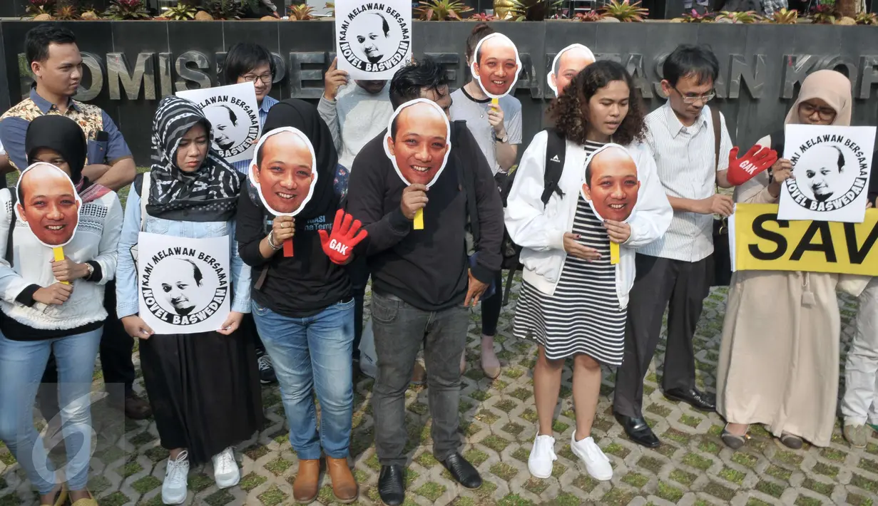 Puluhan aktivis gerakan anti korupsi menggelar aksi di depan gedung KPK, Jakarta (11/4). Mereka juga mendukung kpk untuk terus melanjutkan pengusutan kasus e-KTP sampai tuntas. (Liputan6.com/Helmi Afandi)