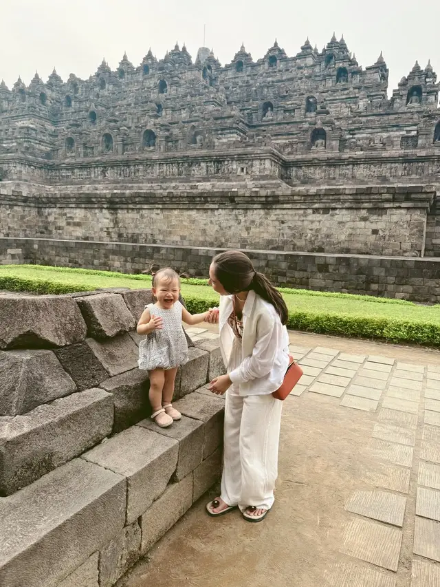 Gaya Kasual Stylish Jessica Mila Liburan sambil Momong Anak di Magelang