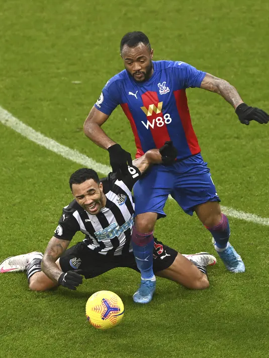 Penyerang Newcastle United,  Callum Wilson berebut bola dengan penyerang Crystal Palace,  Jordan Ayew dalam pekan ke-22 Liga Inggris di St. James Park, Rabu (3/2/2021) dini hari WIB. Newcastle dikalahkan oleh Crystal Palace dengan skor 1-2.  (Stu Forster/Pool via AP)
